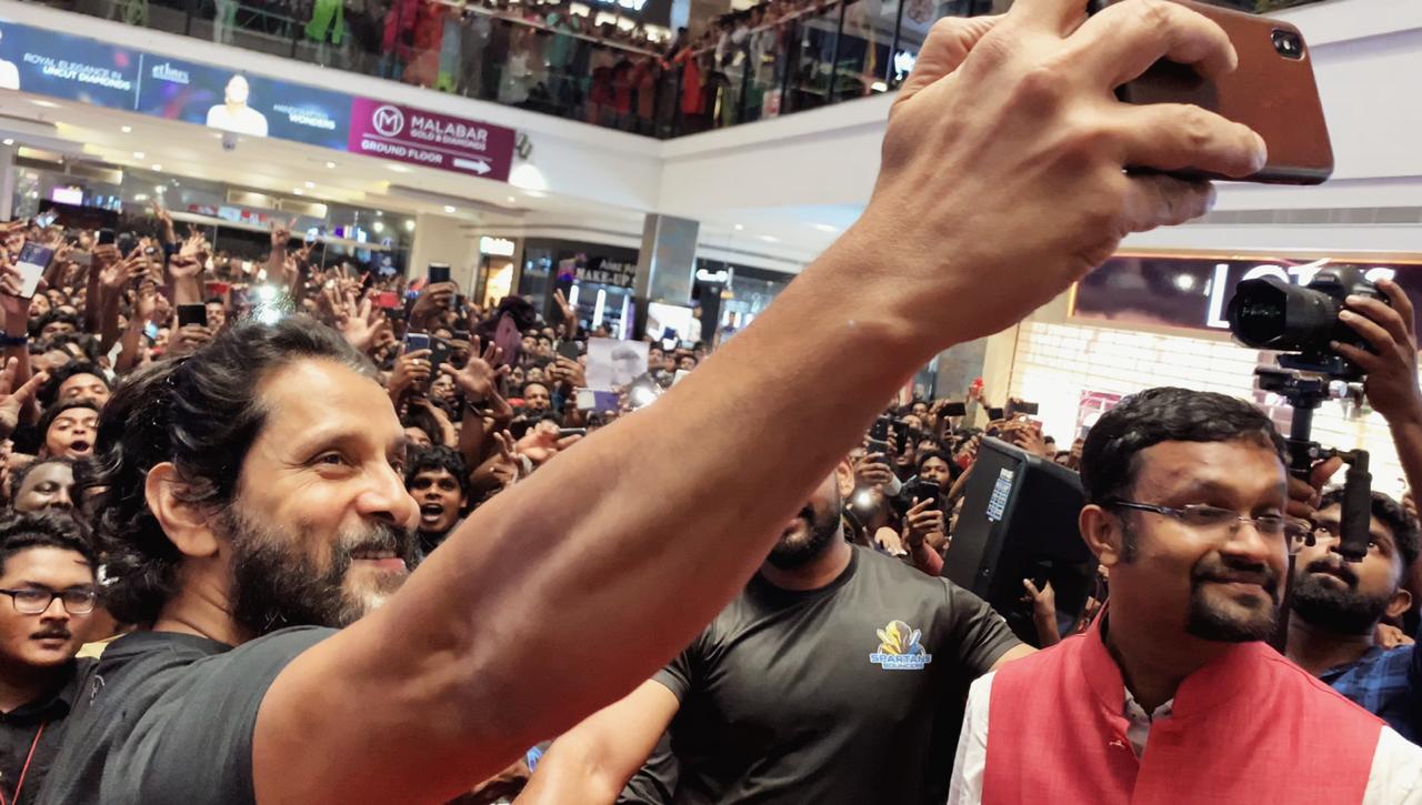 Kerala fans shower love on ChiyaanVikram!