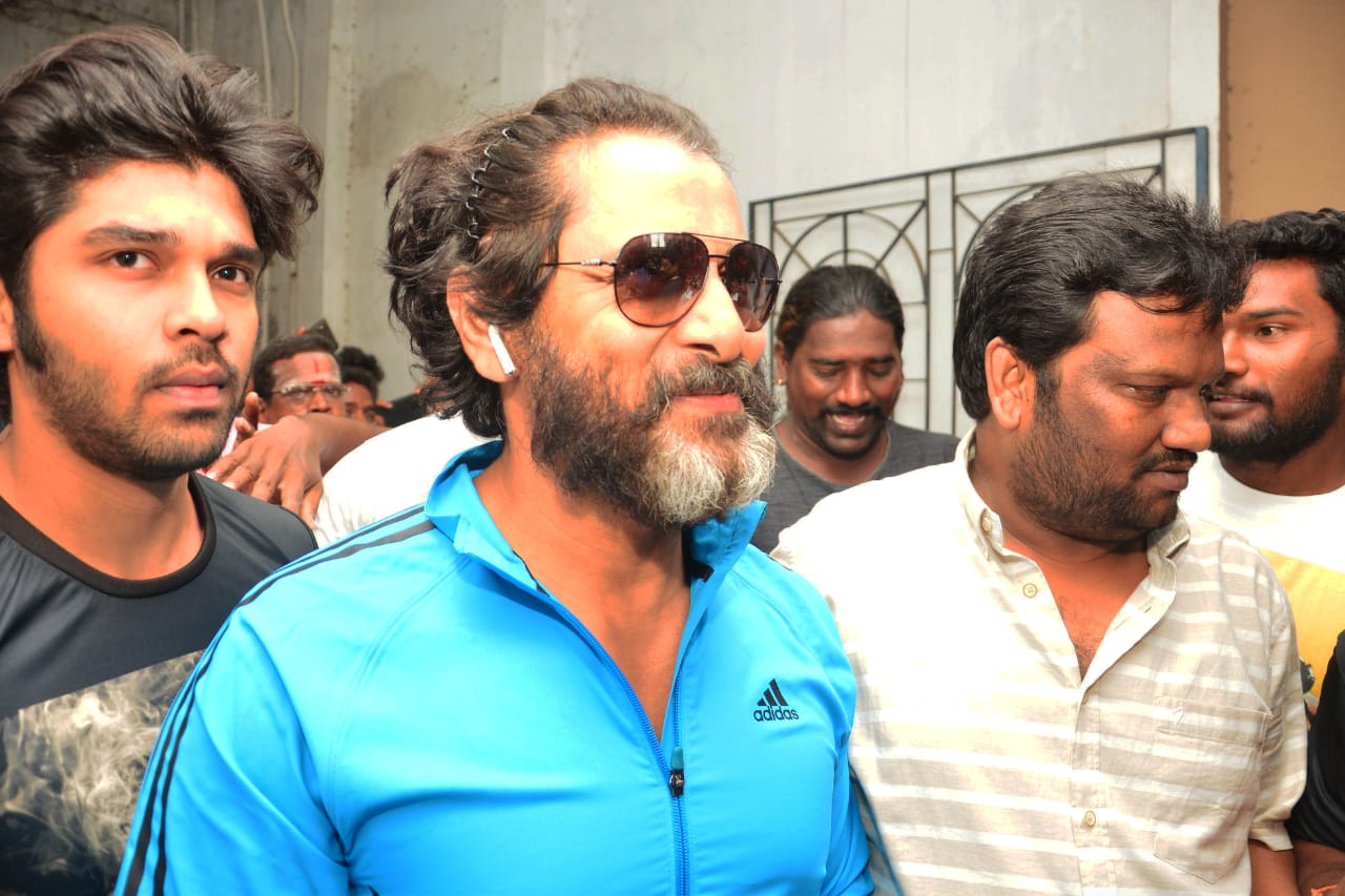 Vikram visits Kadaram Kondan FDFS at Chennai Kasi Theatre along with his son Dhruv Vikram!