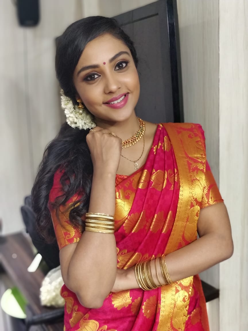 Actress SmruthiVenkat Latest Images!