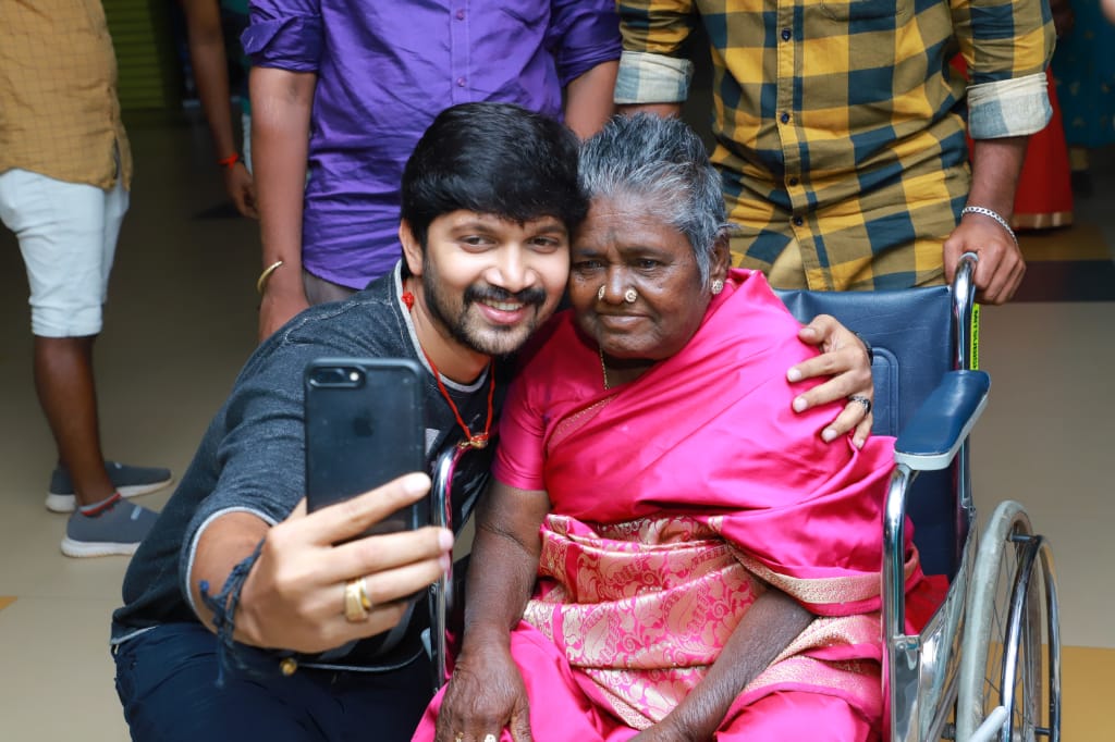 அபி சரவணனுடன் ‘மாயநதி’ படம் பார்த்தார் பரவை முனியம்மா!