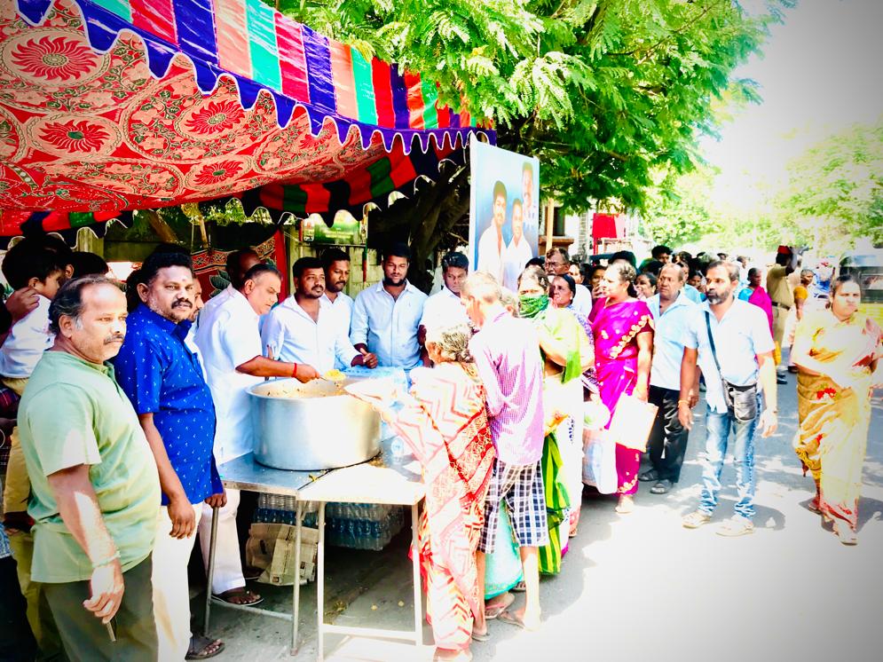 விஜய் மக்கள் இயக்கம் சார்பாக சுமார் 1000 பக்தர்களுக்கு அன்னதானம் !