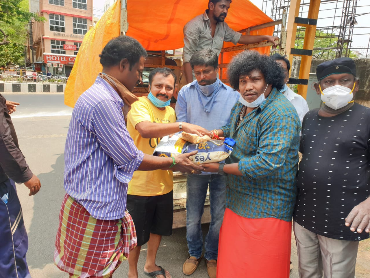 Yogi Babu donates!