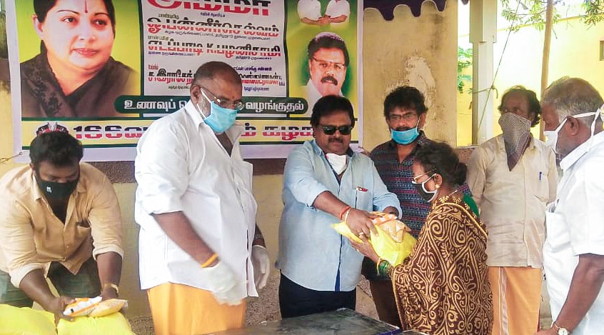 இயக்குநர் சக்தி சிதம்பரம் வழங்கிய நிவாரணப் பொருட்கள்!