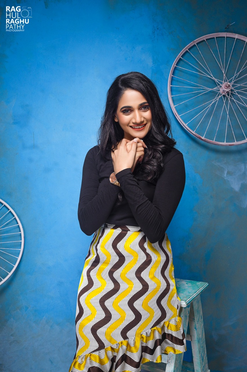 Actor Losliya Latest Images!