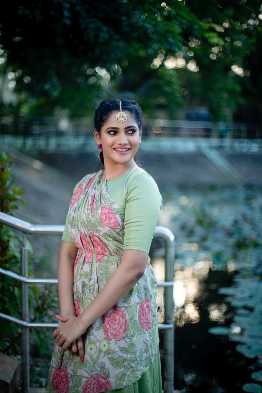 Actor Losliya Latest Images!