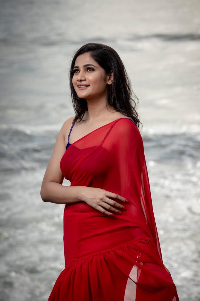 Actor Losliya Latest Images!
