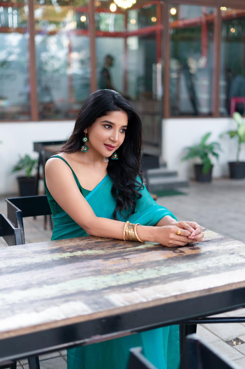 Actor Sakshi Agarwal Images!