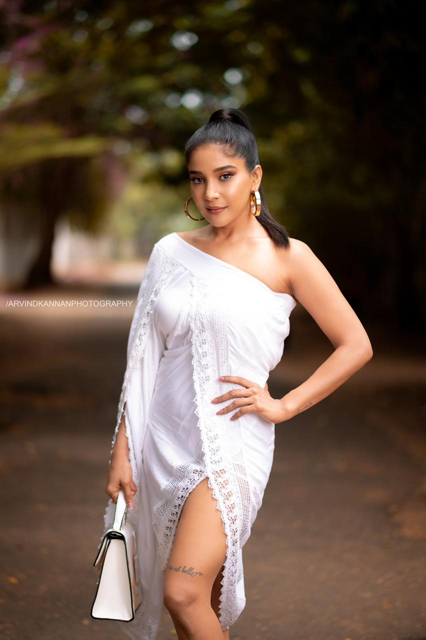 Actor Sakshi Agarwal Images!