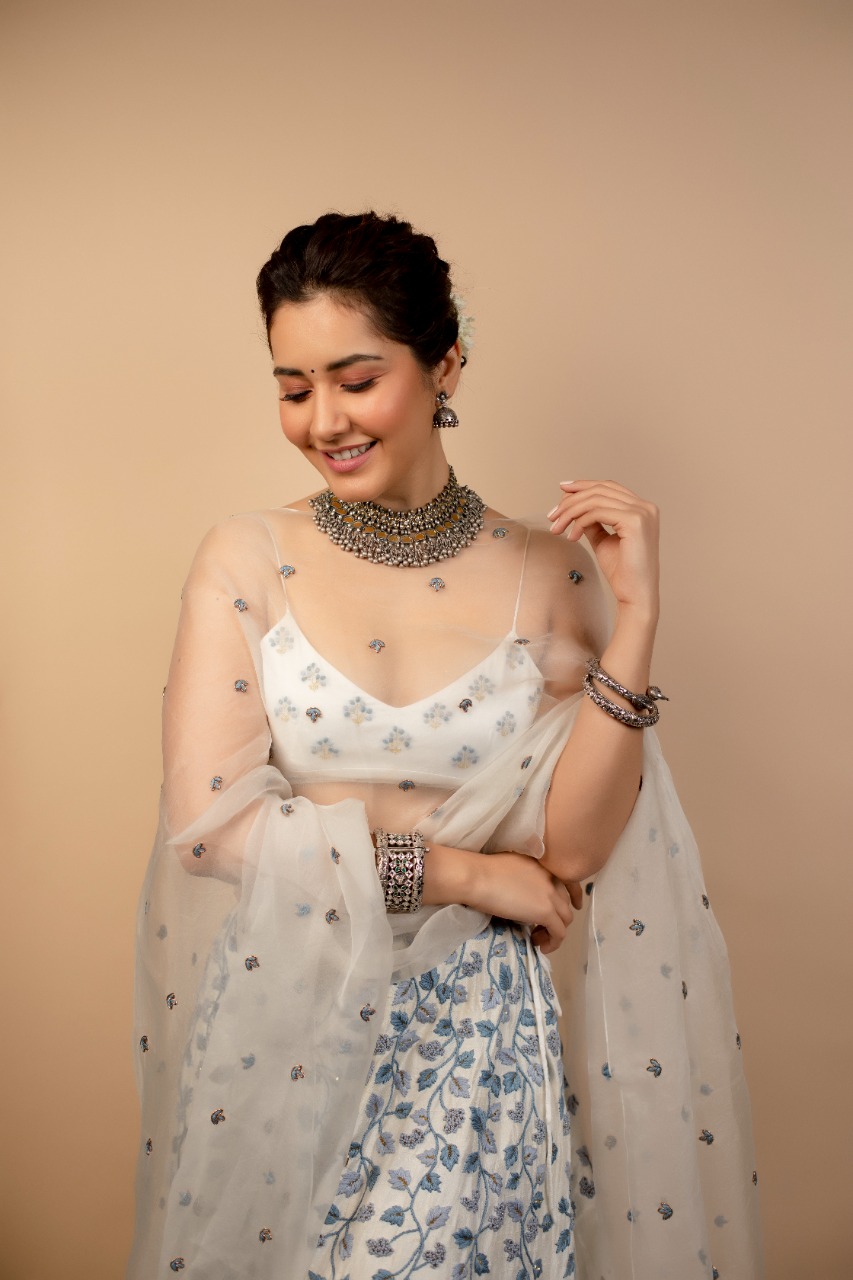 Actor Raashii Khanna Images!