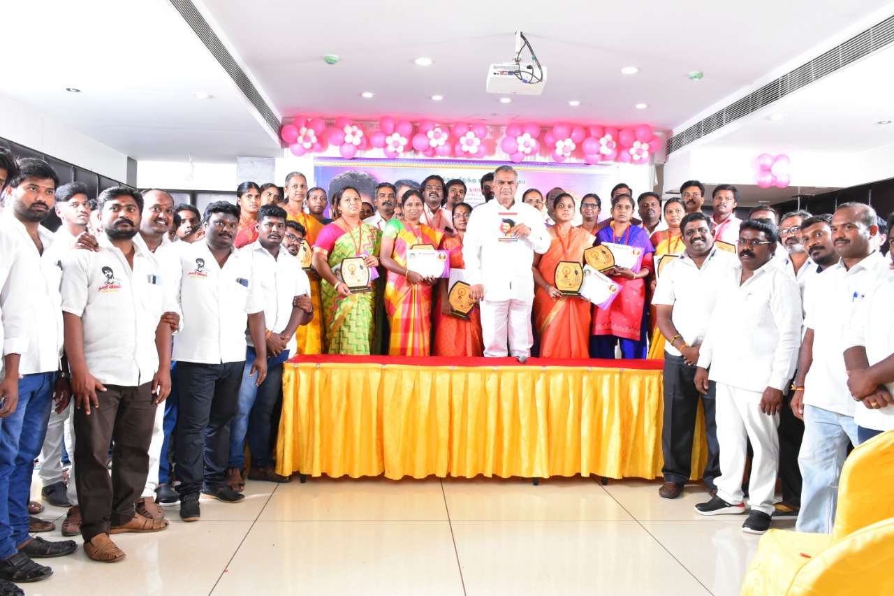 ஆசிரியர் மற்றும் ஆசிரியைகளை கௌரவப்படுத்திய தளபதி விஜய் மக்கள் இயக்கம் !