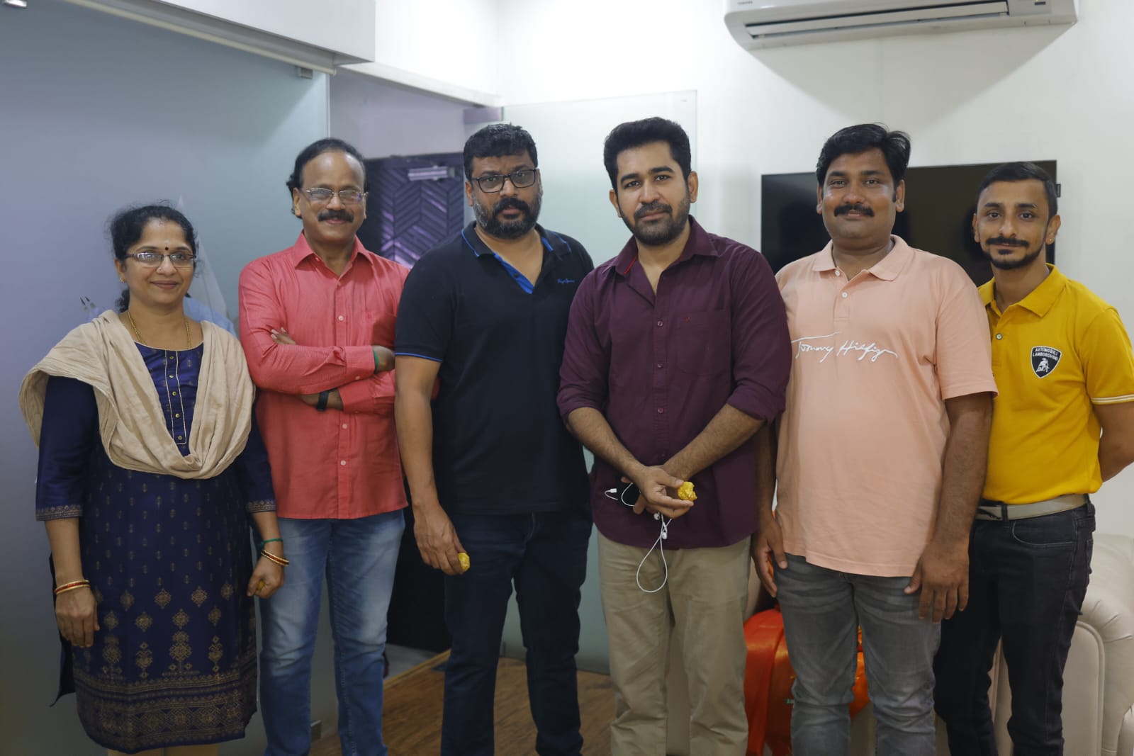 எளிமையான பூஜையுடன் இனிதே துவங்கிய “ரத்தம்” படத்தின் டப்பிங் பணிகள்!