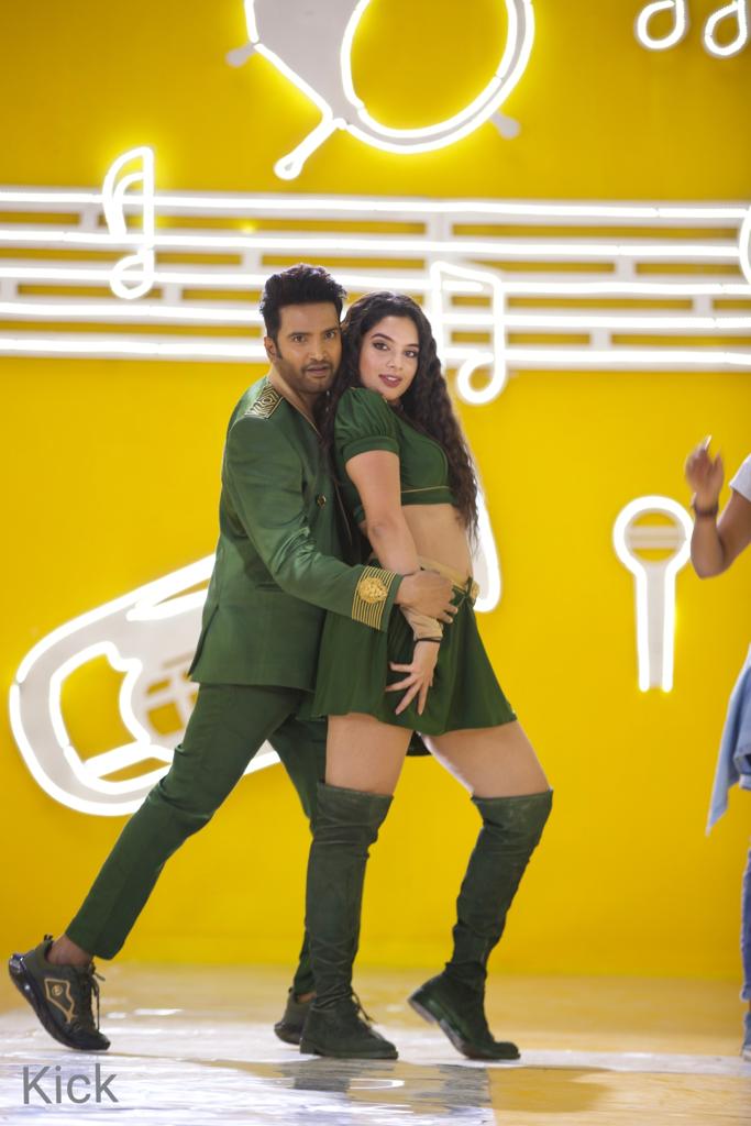 எல்லா துயரத்தையும் மறந்து சிரிச்சு, சந்தோஷமா பொழுது போக்குற படம், சந்தானத்தின் “கிக்”!