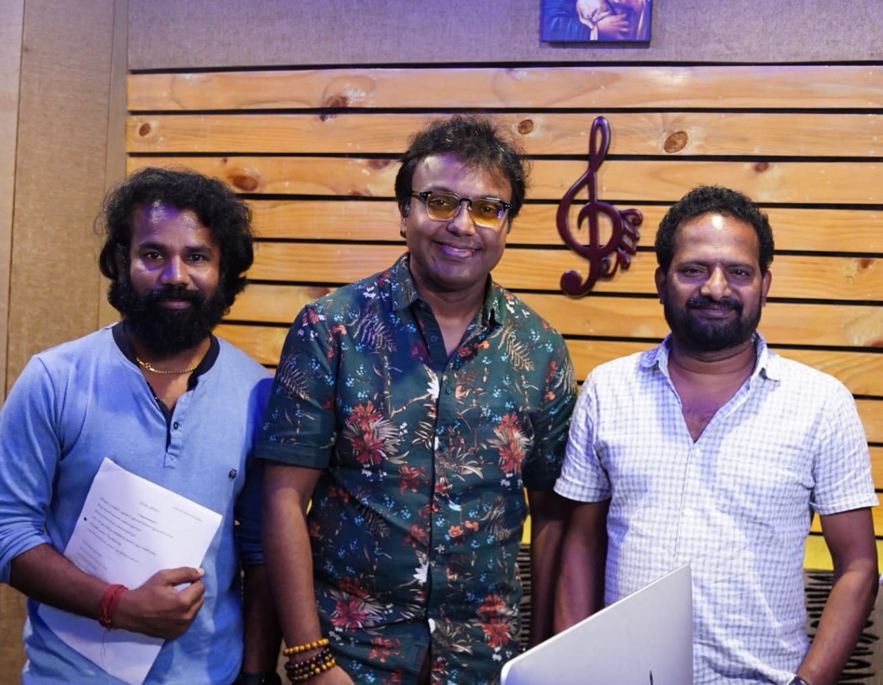 பாடல் எழுதி விஜய் சேதுபதியிடம்  பாராட்டு பெற்ற இணை இயக்குநர் விஜய் முத்துப்பாண்டி!