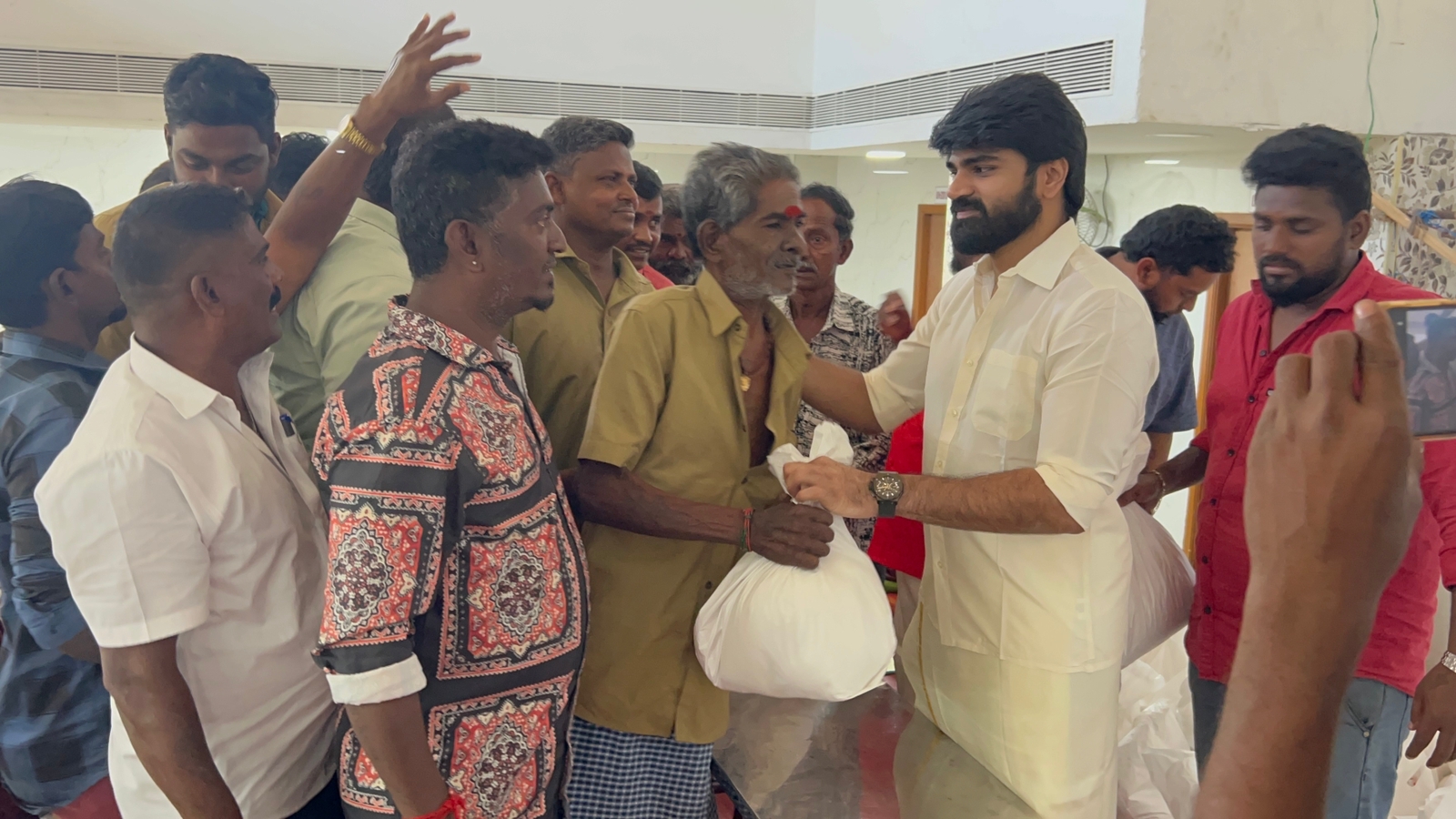 150 ஆட்டோ ஓட்டுநர்கள்  குடும்பங்களுக்கு பொங்கல் பரிசு மற்றும் மளிகை பொருட்கள் வழங்கிய நடிகர்  மெட்ரோ ஷிரிஷ்!