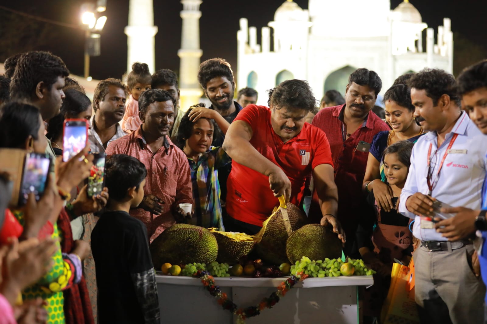 ‘பலாப்பழம்’ வெட்டி, பிறந்தநாள் கொண்டாடிய மன்சூர் அலிகான்!