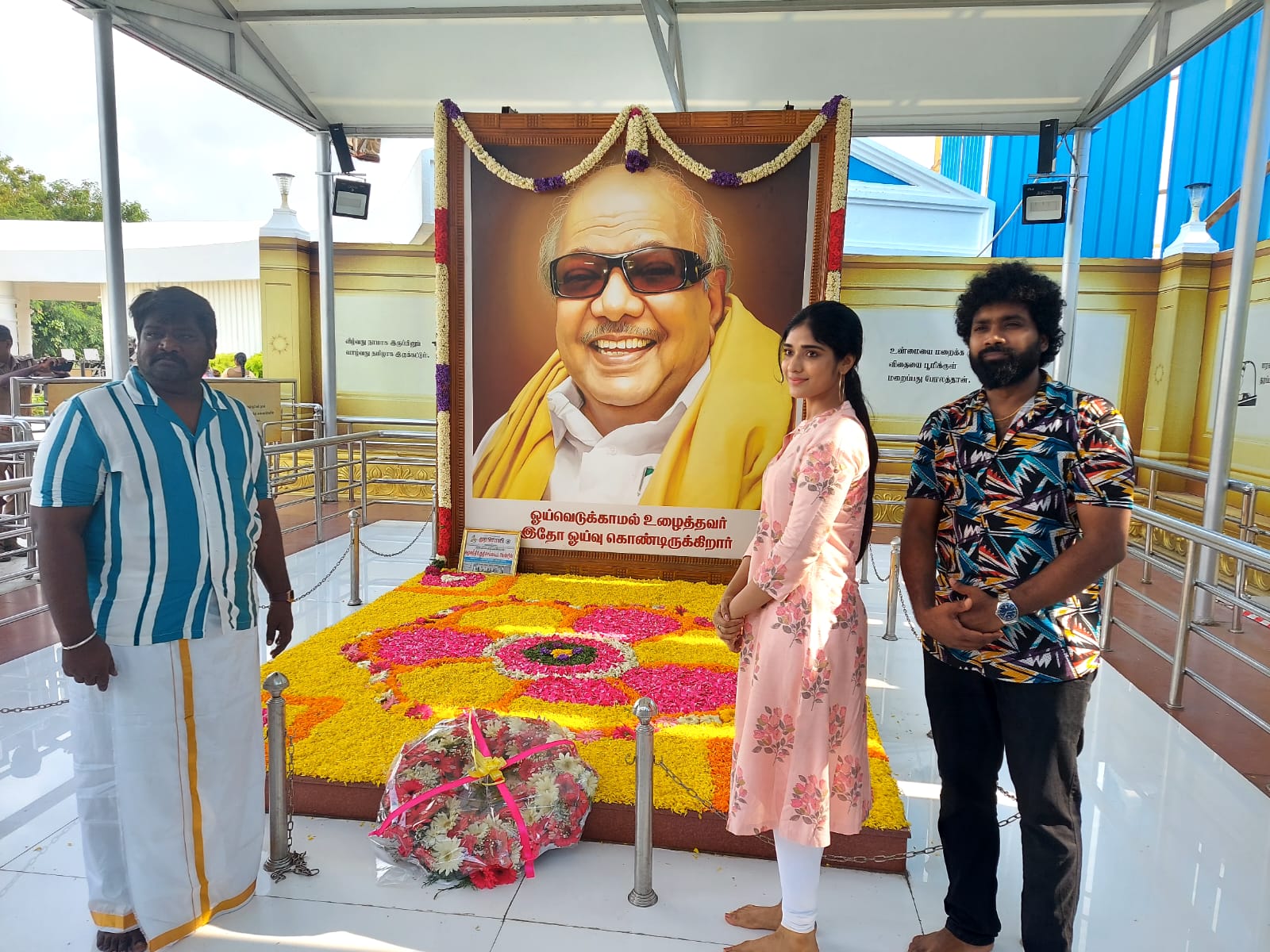 “செங்களம்” இணையத்தொடரின் வெற்றியை அரசியல் ஆளுமைகளின் நினைவிடங்களில் கொண்டாடிய படக்குழு!