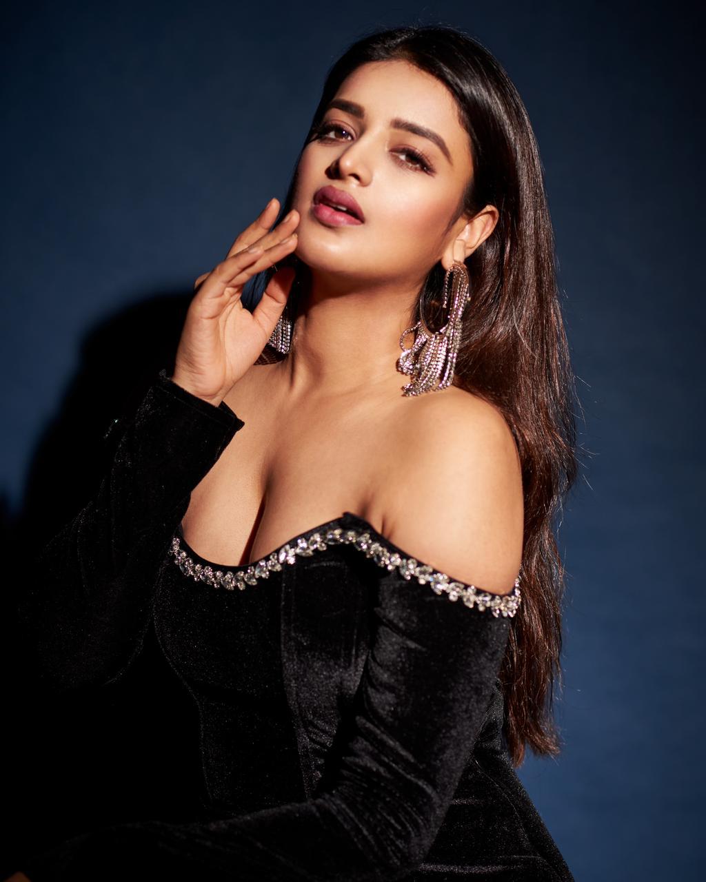 Nidhhi Agerwal Images