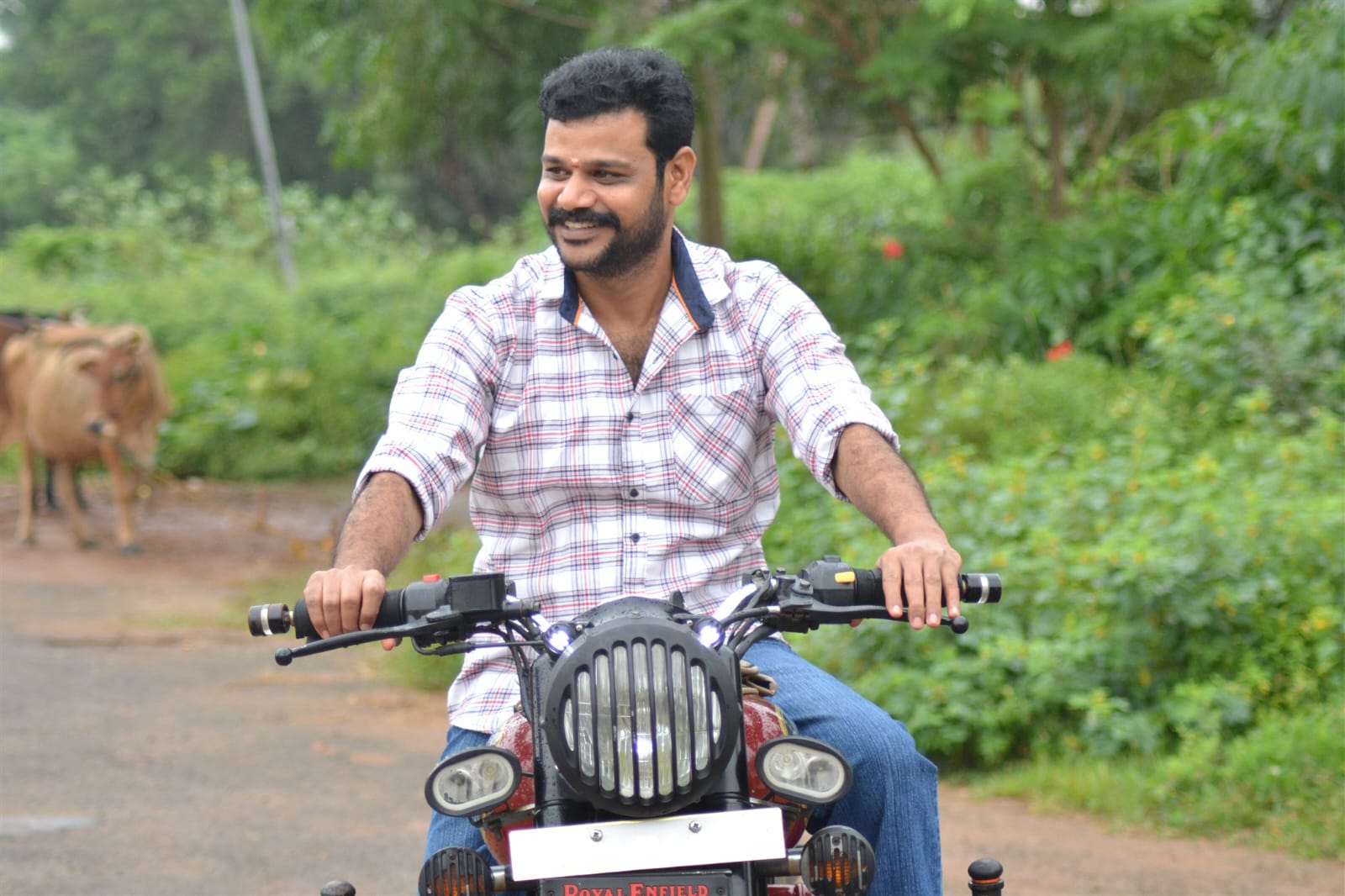 பாடலாசிரியர் பிரியன் கதாநாயகனாக அறிமுகமாகும் திரில்லர் படம் ” அரணம் “