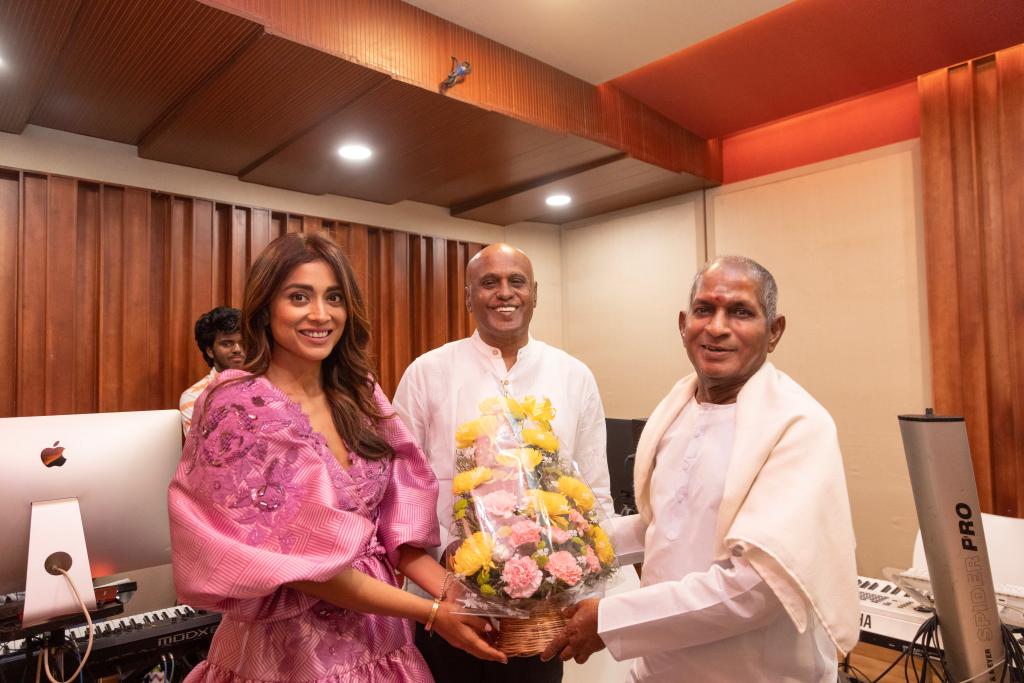 இளையராஜாவை சந்தித்த “மியூசிக் ஸ்கூல்” திரைப்பட இயக்குநர் பாப்பாராவ் பிய்யாலா மற்றும் ஸ்ரேயா சரண்!