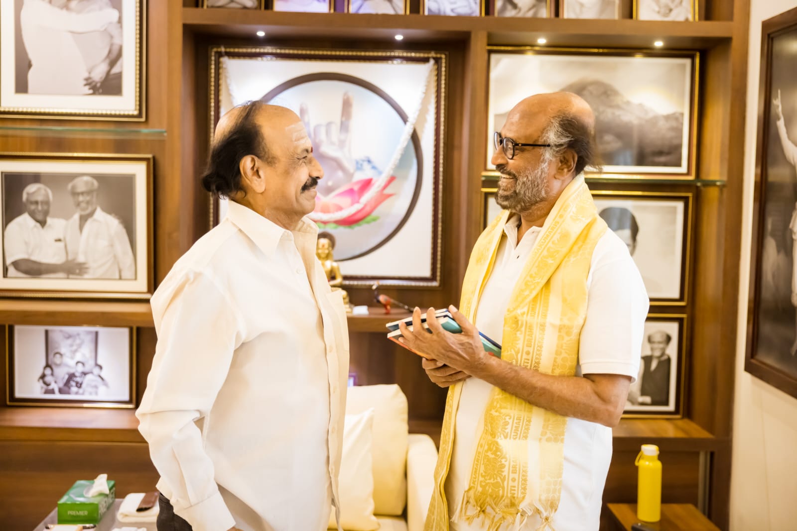 வி.சி.குகநாதனின்  ‘காவி ஆவி நடுவுல தேவி’!
