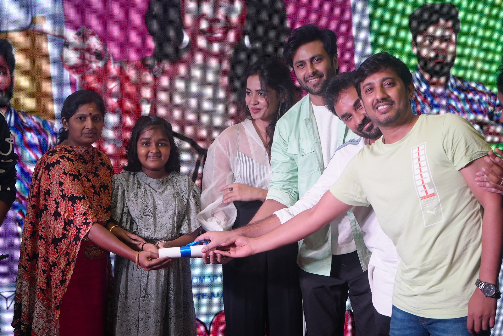 ‘வண்ணமயிலே’ என்னும் தனிப்பாடல்  குழுவினர் வழங்கும் கல்வி உதவி!