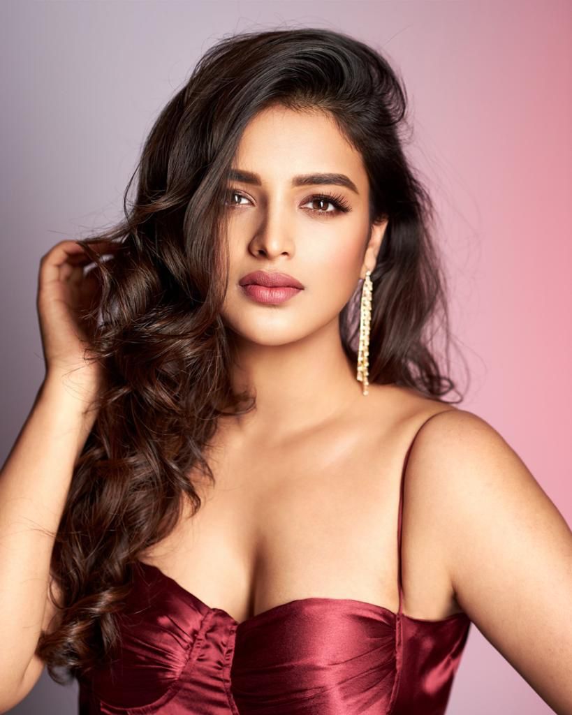 Nidhhi Agerwal Images