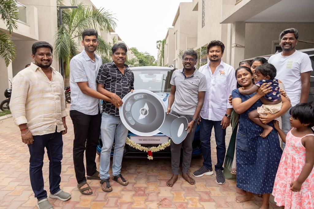 இயக்குனர் மாரி செல்வராஜுக்கு கார் பரிசளித்த உதயநிதி ஸ்டாலின்