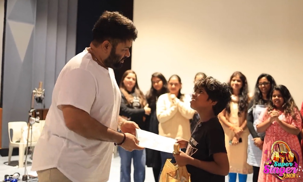 கலர் வெடி கோகுலை திரைப்படத்தில் பாடல் பாட வைத்த இசையமைப்பாளர் தமன் !