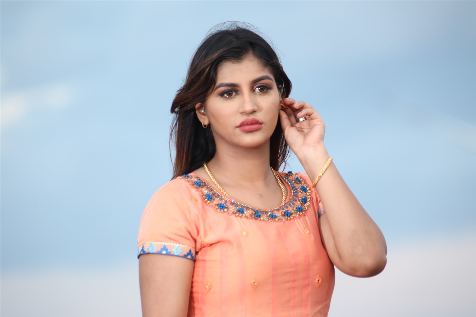 யாஷிகா ஆனந்த் பேயாக மிரட்டும் ஹாரர் படம் ” சைத்ரா”!