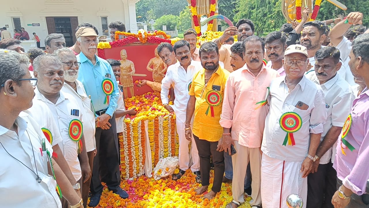 மாமன்னர் மருது பாண்டியர் சிலைக்கு மாலை அணிவித்து வீரவணக்கம்!