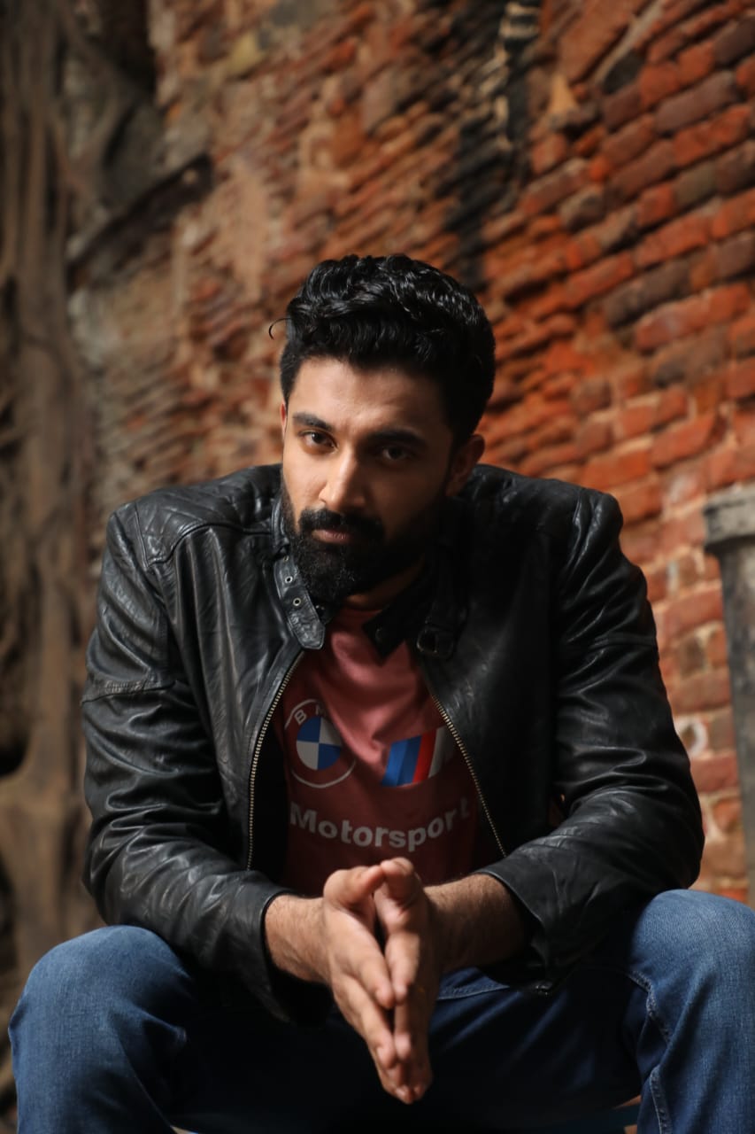 ‘தலைமைச் செயலகம்’ இணைய தொடரில் நடித்து பாராட்டு பெற்றுவரும் நிரூப் நந்தகுமார்!