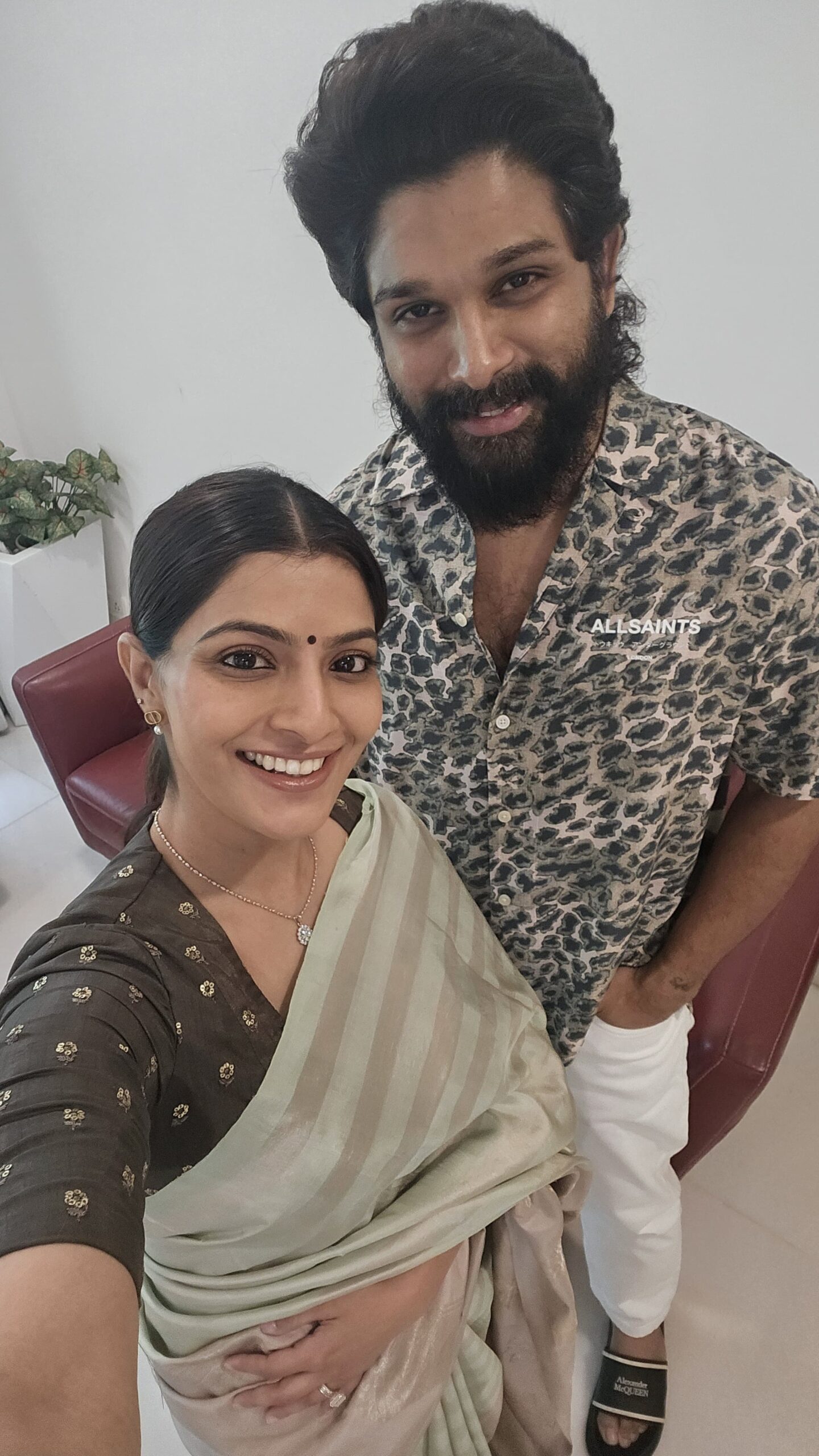 அல்லு அர்ஜூனுக்கு நேரில் திருமண அழைப்பு கொடுத்த வரலட்சுமி!