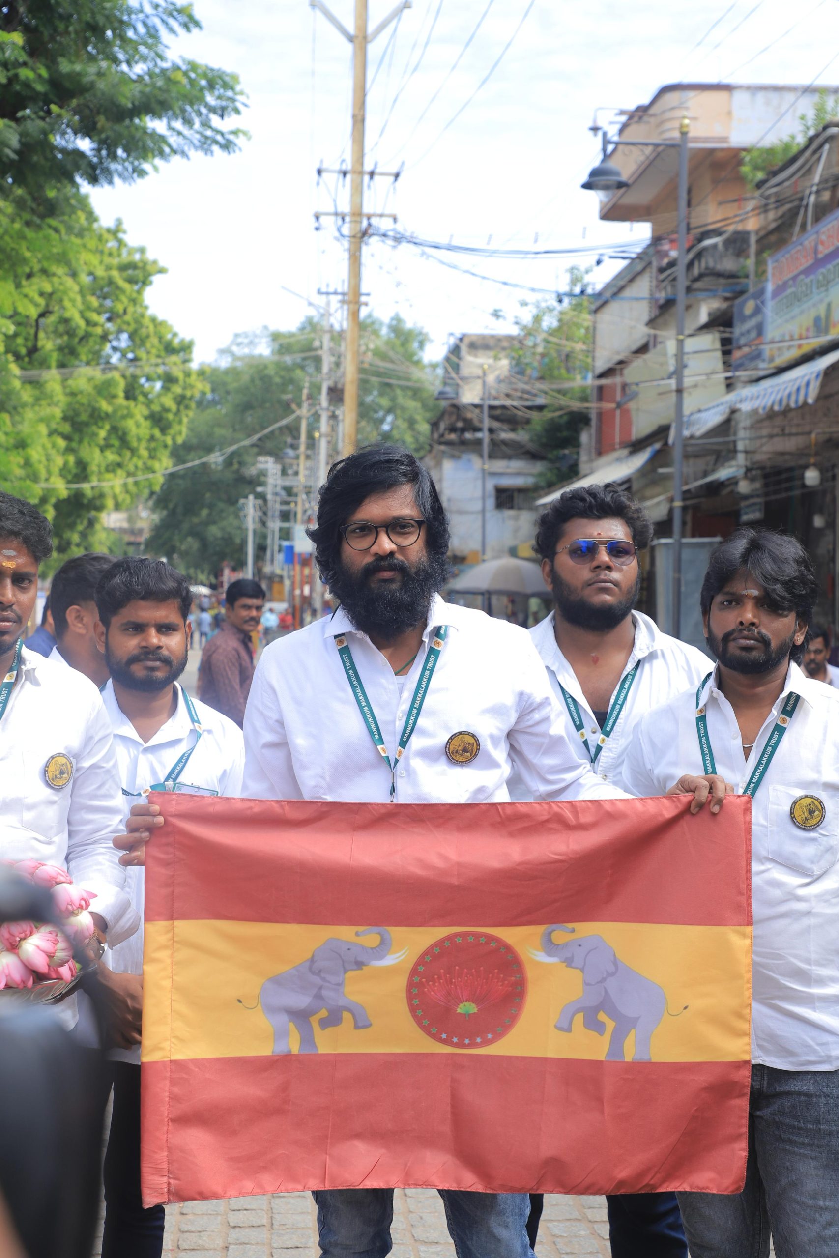 த.வெ.க. கொடியை மீனாட்சியம்மன் காலடியில் வைத்து பூஜை செய்த நடிகர் சௌந்தரராஜா!