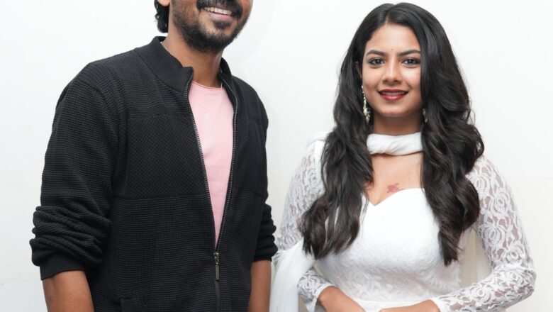 ‘2K லவ்ஸ்டோரி’ படத்தின் வெற்றியை கேக் வெட்டி கொண்டாடிய பட குழு!