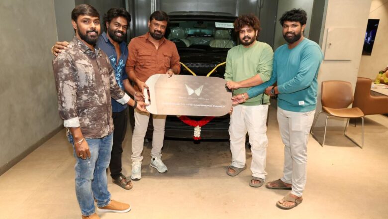 இயக்குநர் விக்னேஷ் கார்த்திக்கு சொகுசு கார் பரிசளித்த ‘ஹாட்ஸ்பாட் 2’ தயாரிப்பாளர்கள்!