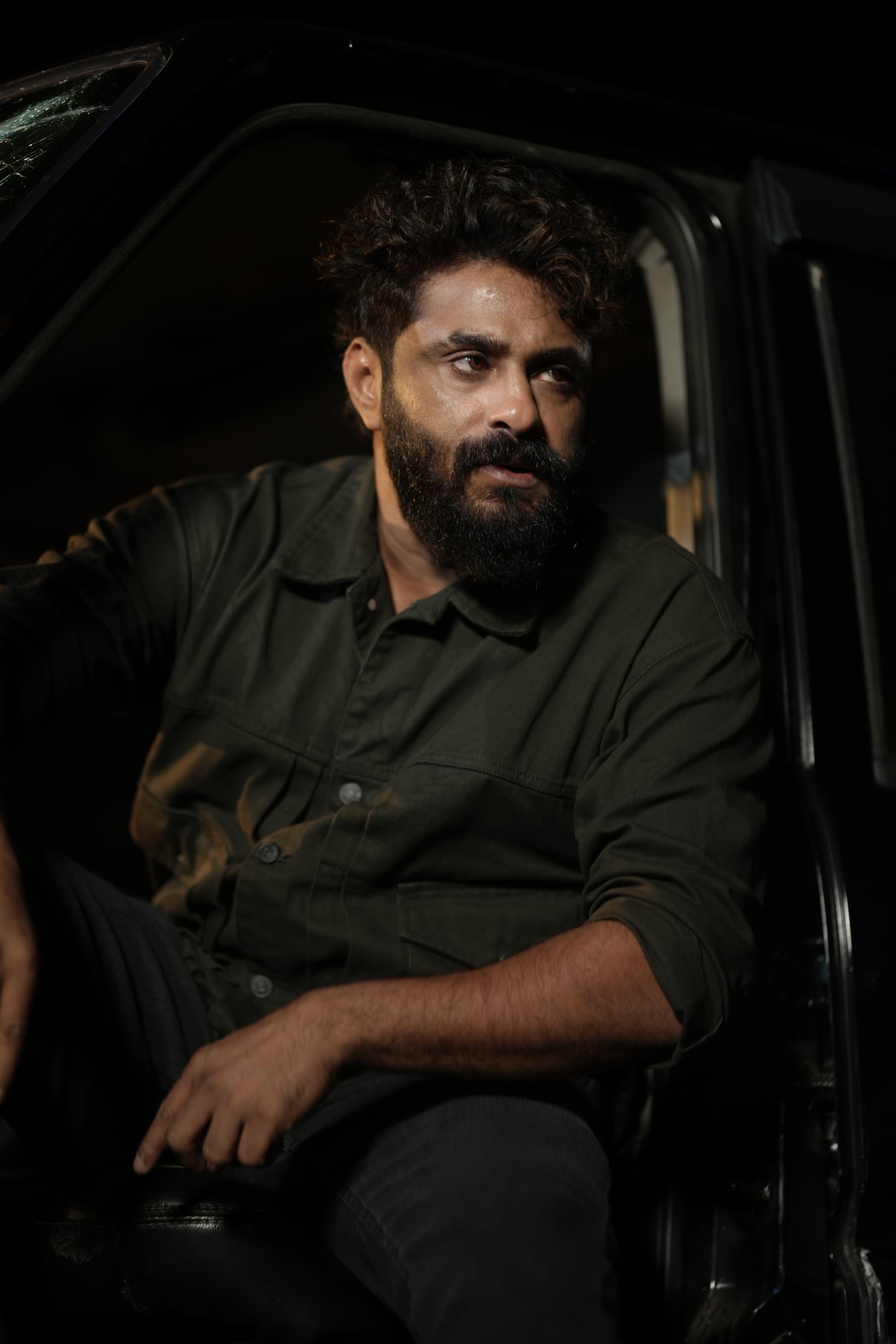 வனத்தில் நடக்கும் கடத்தல் சம்பவங்களை விறுவிறுப்புடன் விவரிக்கும் ‘காட்டாளன்’!